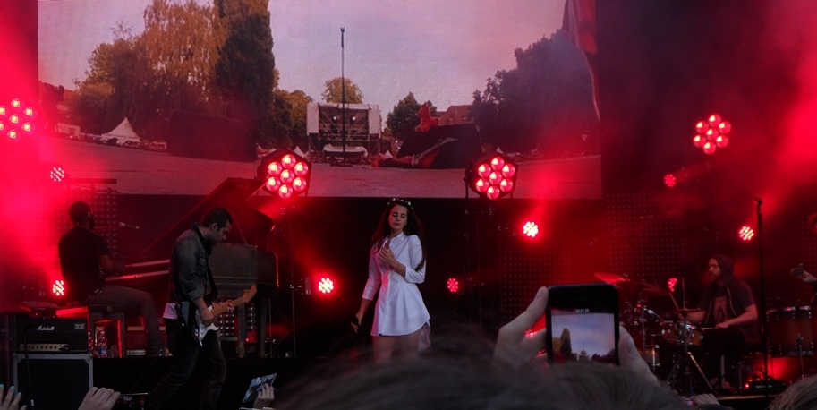 Tour » Lana Del Rey Tour 2014 - Página 7 0659_557dspb