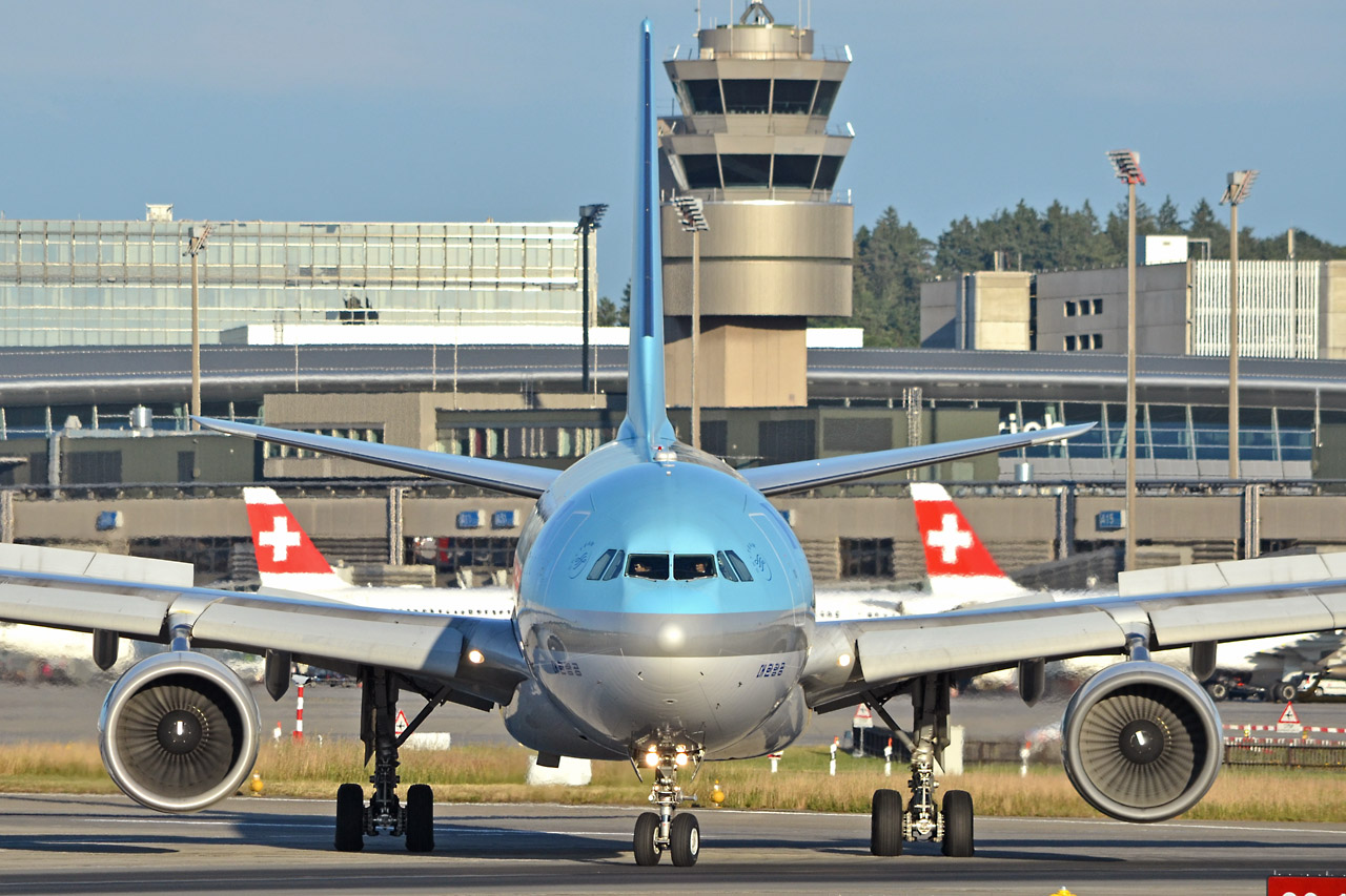 ZRH/LSZH, le 21 juin 2014 Hl8212_headon_1280y4kvh