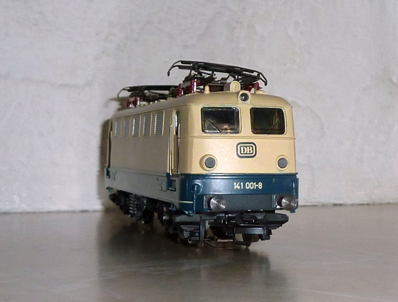 Märklin E 41 mit Einfachlampen (Lichtleiter optisch verbessert)  P1130394jhqzy