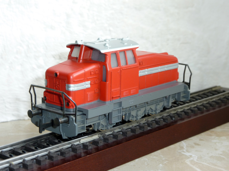 Märklin 2910 - Startpackung mit roter DHG 500, grünem Niederbordwagen und Kippwagen mit orangefarbener Mulde  P1150106tisd6