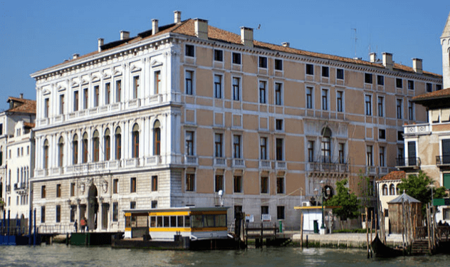 أسرار لا تعرفها عن مدينة البندقية Palazzo-grassi-0803171