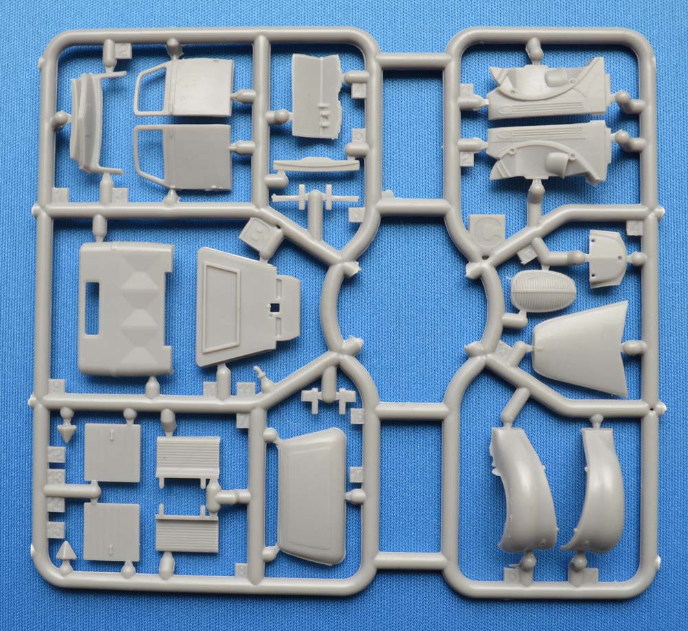 Ace sort (enfin !!) la version tôlée de son Ford G917 cargo... 72580