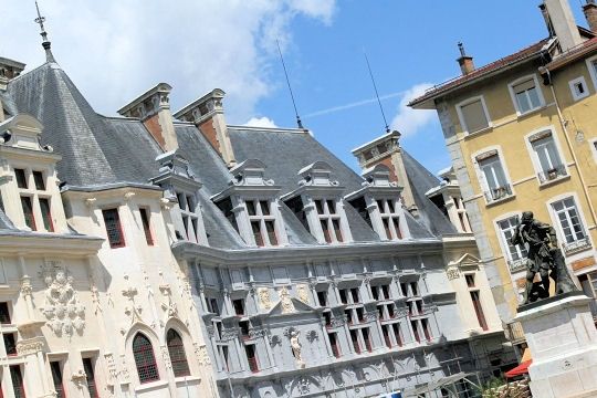 Villes françaises -Carcassonne +-Les jardins - et autres Parlement-dauphin