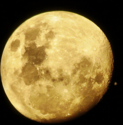 Espectáculo celeste de regalo navideño: la Luna y Júpiter, juntos en el cielo 4421f8dd1d7d757f7c189ed202bca32e_article430bw