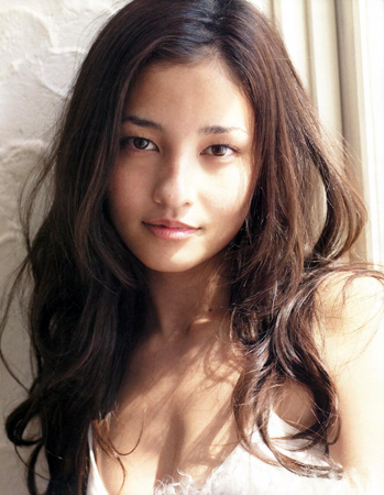 Quelle actrice possède une beauté naturelle ? Kuroki-Meisa