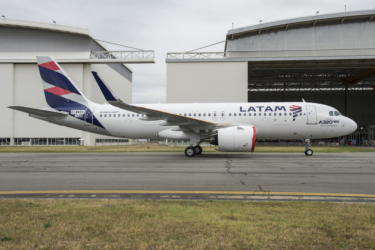 [Internacional] América Latina vai precisar de quase 50 mil novos pilotos de linha aérea em 20 anos Latam-airbus-a320neo