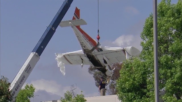 [Internacional] Piloto sobrevive após pouso de emergência sobre um prédio em Los Angeles Small_plane_crash_lands_on_roof_in_pomon_0_1284550_ver1.0_640_360_free_big