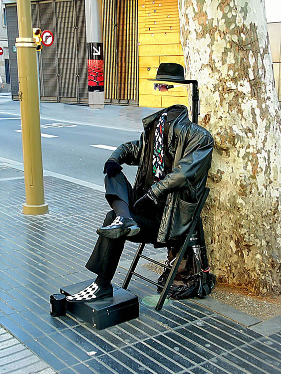 Vive le lundi !!  - Page 15 Barcelone-Les%20Ramblas%20.%20Homme%20statue%20invisible