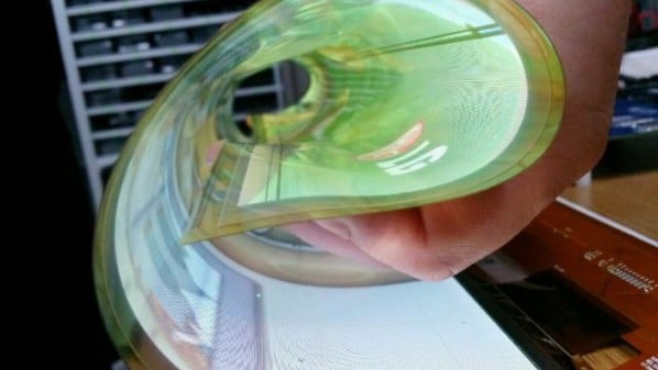 “إل جي” تكشف عن شاشة OLED مرنة وشفافة وقابلة للطي Flexible-rollable-oled_02-598x337