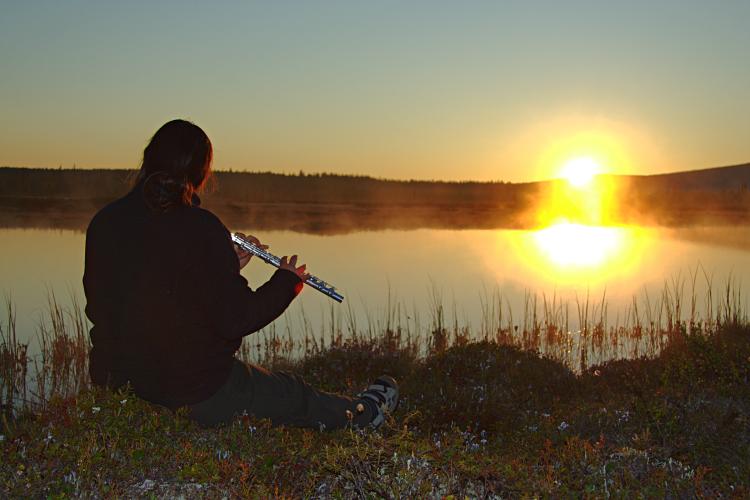 غُصنُ الحاني Img_1304_midnight_sun_flute_player_medium