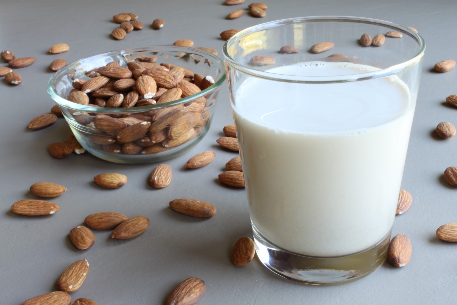 طريقة عمل شراب اللوز 4239-drink-almond-milk