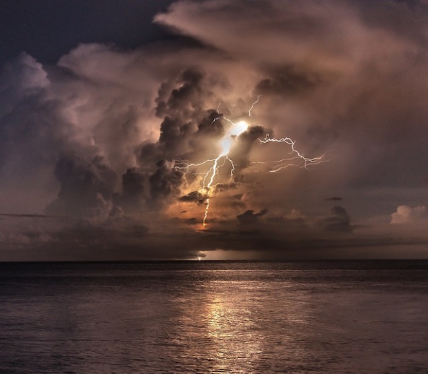من عجائب الطبيعة .. صاعقة فنزويلا الأبدية – كاتاتومبو Everlasting-Lightning-Storm-1