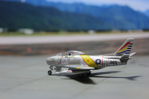 [Trumpeter] 1/144 ROCAF F-86F-NA-30 Sabre No.365 F_6548506_1