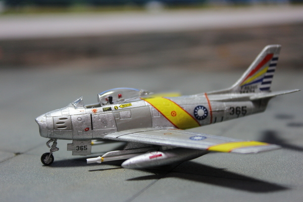 [Trumpeter] 1/144 ROCAF F-86F-NA-30 Sabre No.365 F_6548532_1