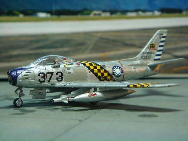 [Trumpeter] 1/144 ROCAF F-86F-NA-30 Sabre Thundertigers F_6572983_1