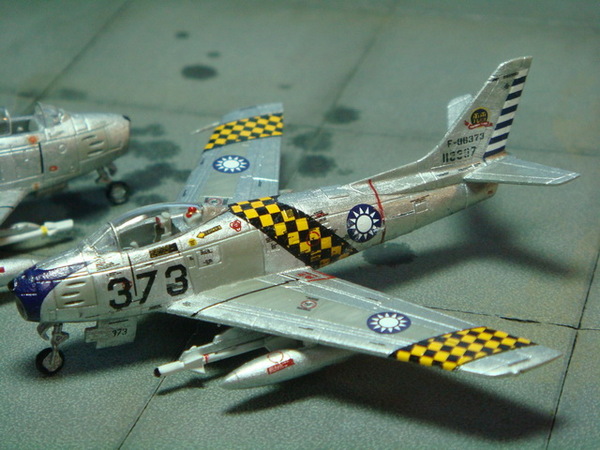 [Trumpeter] 1/144 ROCAF F-86F-NA-30 Sabre Thundertigers F_6572984_1