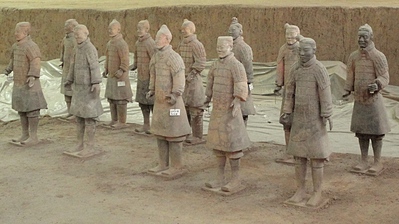 terre - Armee de soldats en terre cuite XiAn_Soldats_en_renovation_t