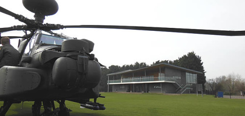 Armée Britannique/British Armed Forces - Page 24 Apache-Helicoptor-Monmouth-School-Pavilion1-500x237