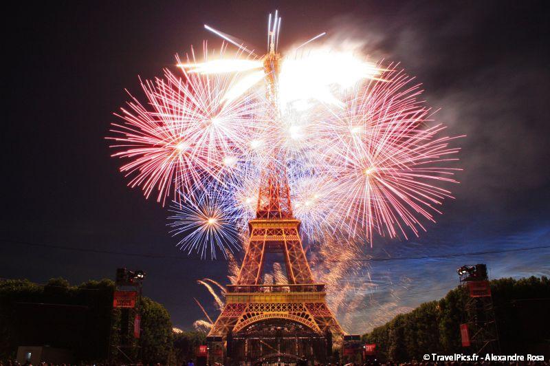 HAPPY FRENCH NATIONAL DAY AND HAPPY BIRTHDAY MALIKA MENARD! 14_Juillet_2009_Feux_Artifices_Tour_Eiffel120