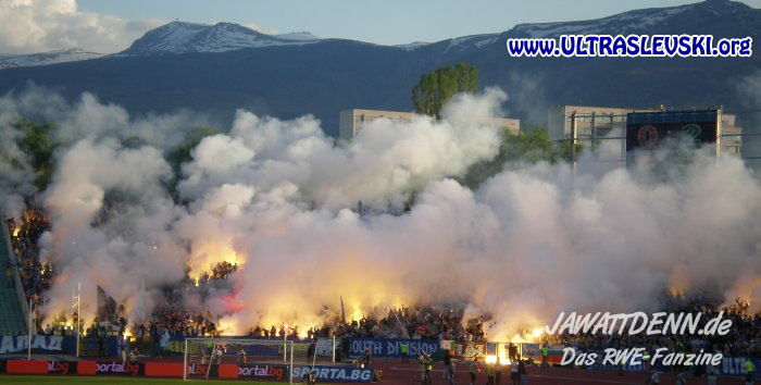 Ultras Choreos (Pyro, Flags, Smokes) - Page 6 Bfi1321430804y