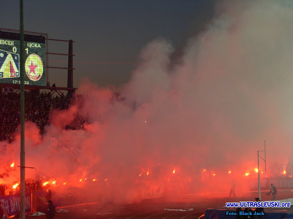 Ultras Choreos (Pyro, Flags, Smokes) - Page 6 Bfi1321431557j