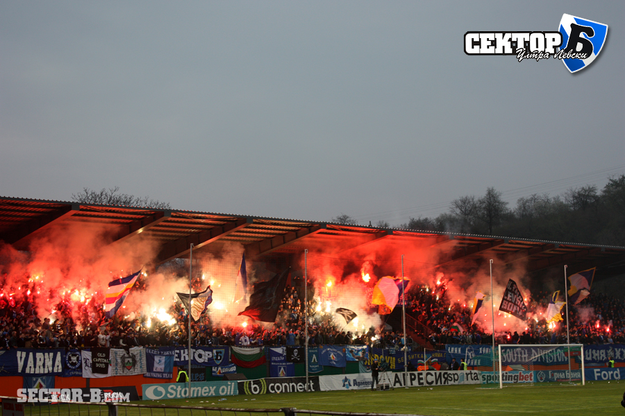 Ultras Choreos (Pyro, Flags, Smokes) - Page 6 Rgh1321430121g