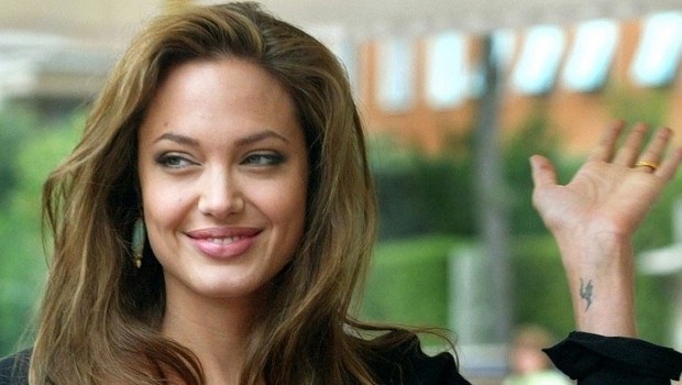 جولي تتبرع بمليوني دولار لضحايا الموصل القديمة   Angelina-Jolie.16