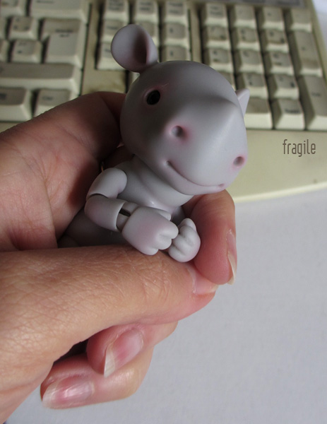 hand - Dolls in hand / Dans le creux de la main Mica_opening10