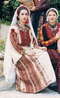 الأزياء الشَّعبيَّة الفلسطينيَّة Thoub1