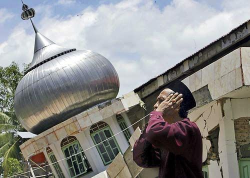 Is Allah a Terrorist Too? Rahman-mosque-indonesia-destroyed-in-earthquake