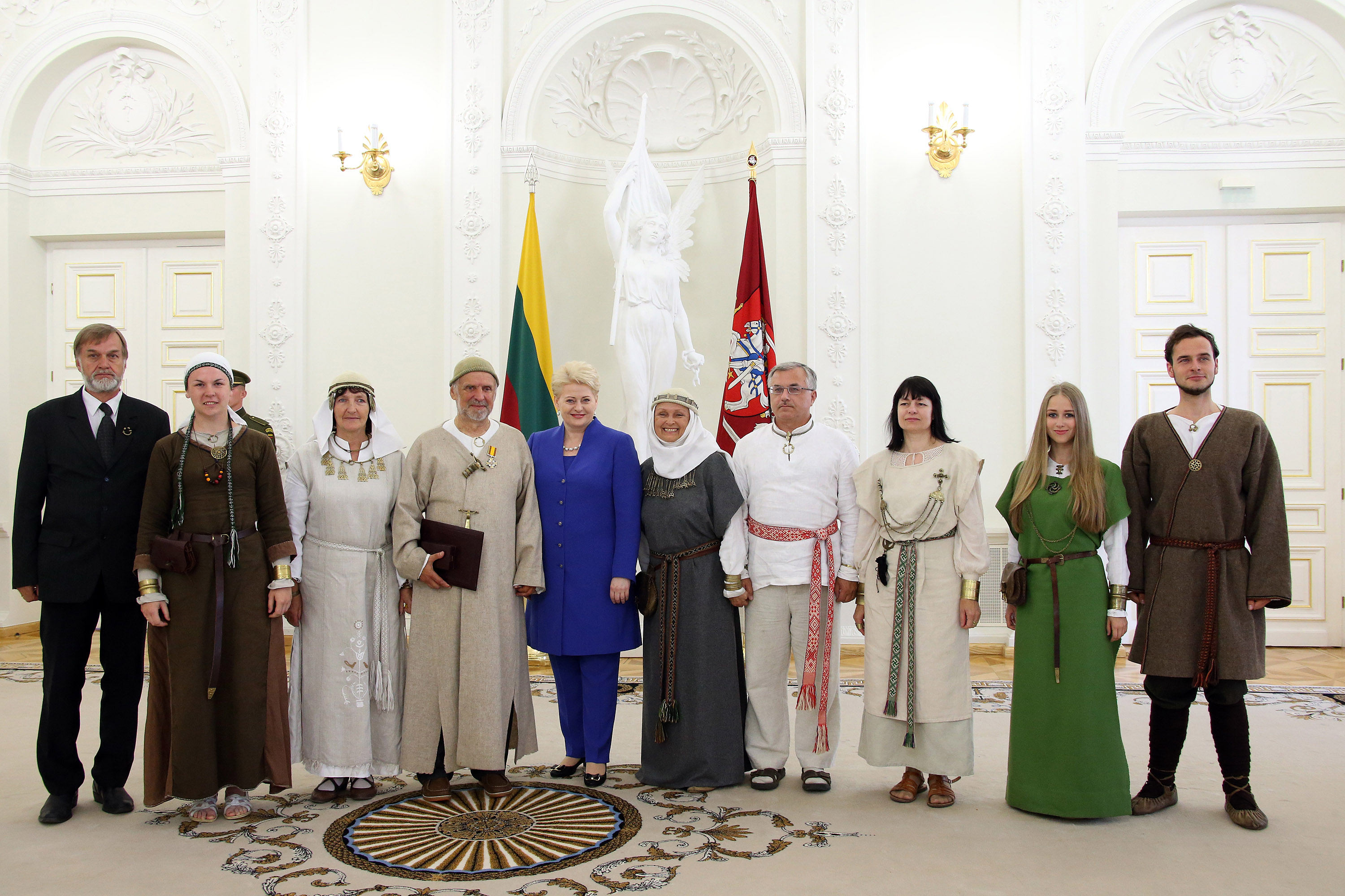 Les prêtres païens lituaniens reçus par la présidente 2013-07-06-apdovanojimai-gq4r8094