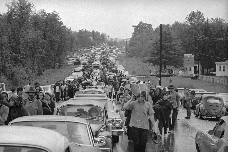 46 Years Ago Today, 500,000 People Descended On A Farm For The Greatest Music Festival Of All Time Trying-to-leave-woodstock