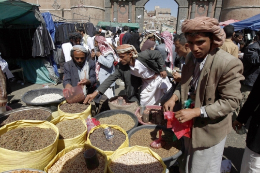 رمضان في اليمن تقرير مفصل بالصور Yemen-economy-inflation-650_416-20121230-112150