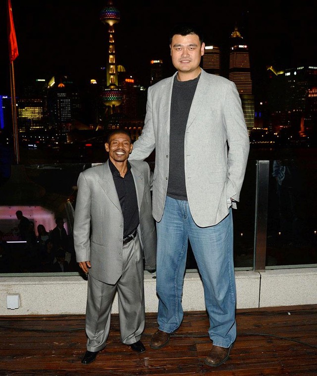 ¿Cuánto mide Muggsy Bogues? - Altura - Real height Muggsey-yao