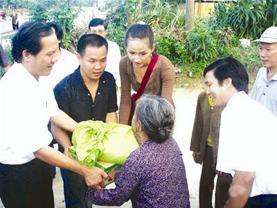 Tước vương miện của Mai Phương Thúy: Liệu có hợp tình hợp lý? 1266742053-mai-phuong-thuy--viet-hung--8-