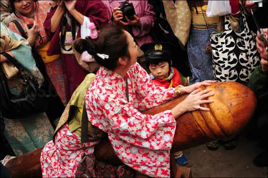 Kanamara Matsuri--Đai Hội Linh Vật Thép 1269592039-Le-hoi-duong-vat-o-Nhat-Ban-04