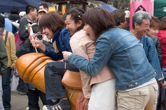 Kanamara Matsuri--Đai Hội Linh Vật Thép 1269592039-Le-hoi-duong-vat-o-Nhat-Ban-07