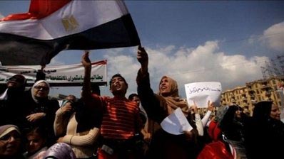 قصص المصرية من ميدان ثورة التحرير  محمد حميد الصواف     شبكة النبأ: ضرب المحتجون في ميدان التحرير، وهم في اسبوعهم الثالث ضربوا امثالا استثنائية للتعبير عن اصرارهم واستمرارهم في المطالبة بتنحي الرئيس المصري حسني مبارك الذي لا يزال يتشبث بالسلطة بالرغم من ح 068