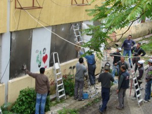 Επιχειρηση σκουπα στην κατάληψη Αντιβίωση και απεγκλωβισμος 6 ενταφιασμενων μεταναστών 4-300x224