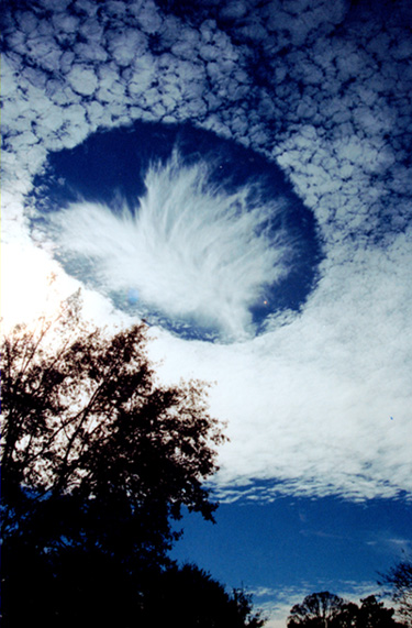 Hole punch cloud sui cieli toscani Holecloud_knain