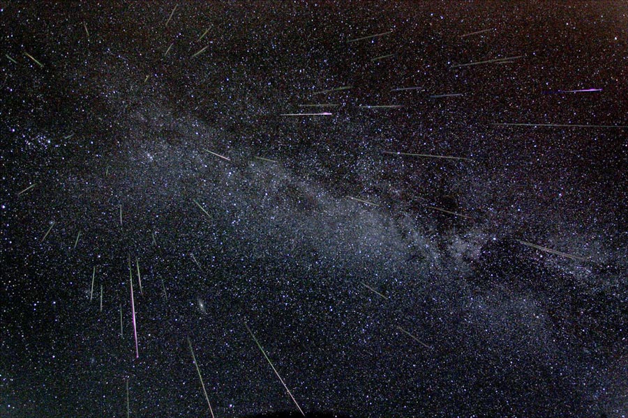 sao băng sẽ xuất hiện và ngày 13 tháng 8 nhé  Perseids_bruenjes