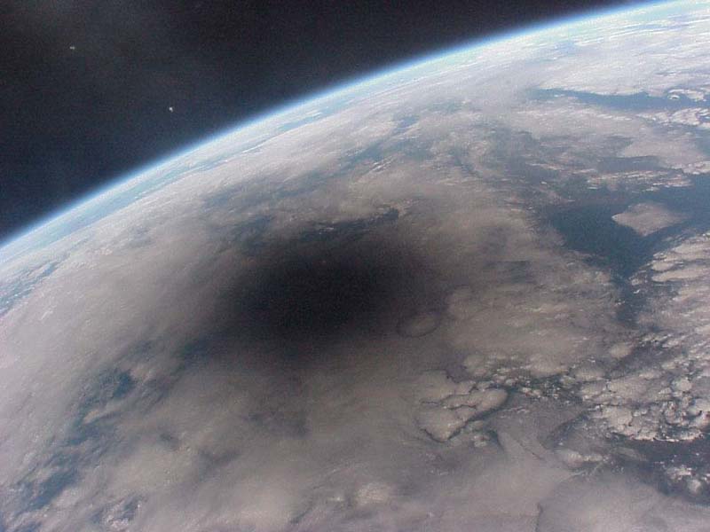 Un eclipse solar visto desde el espacio Eclipse99_mir_big