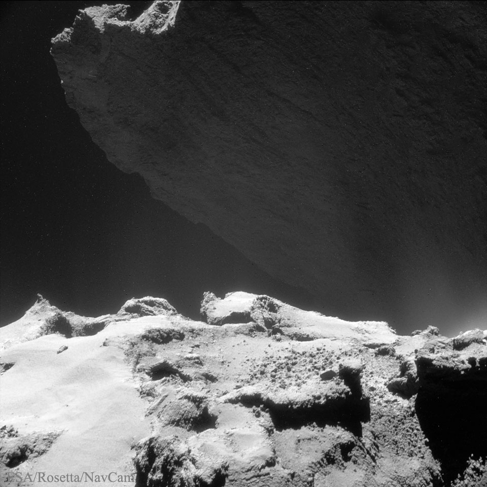 005 - APOD - SVIBANJ 2015. Looming67P_Rosetta_960