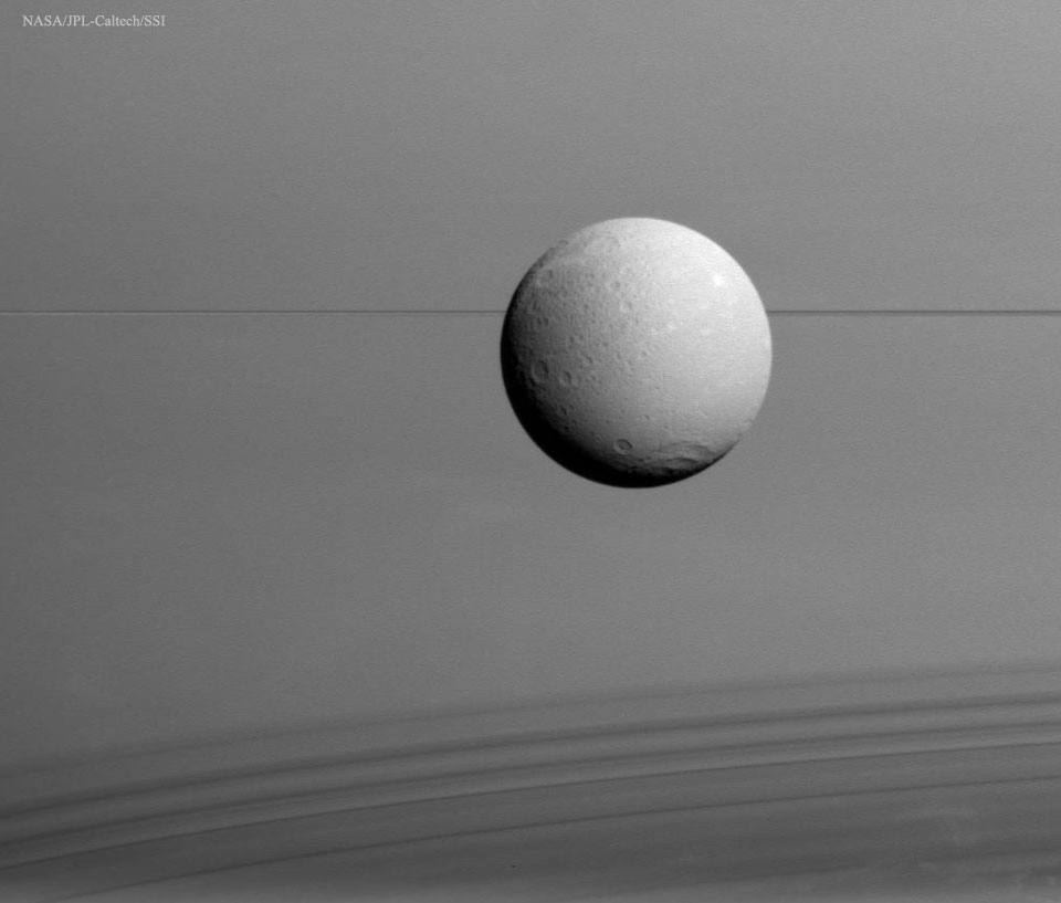 008 - APOD - KOLOVOZ 2015. Dione02_Cassini_960