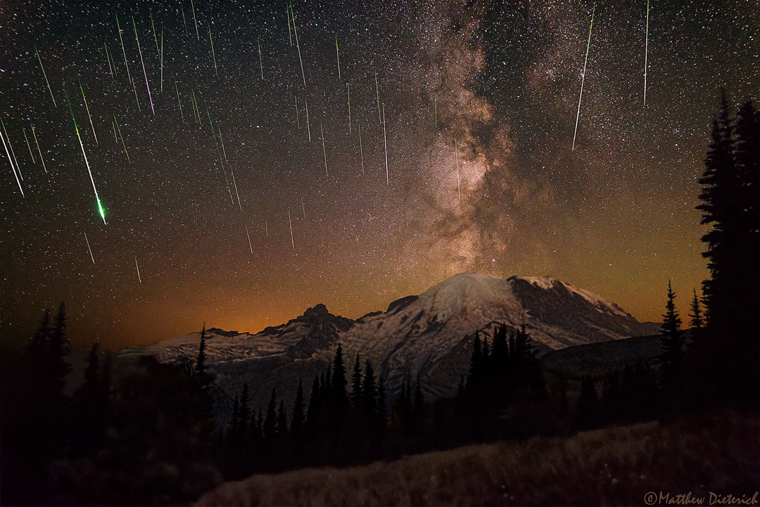 008 - APOD - KOLOVOZ 2015. PerseidsMtRanier_Dieterich_1080