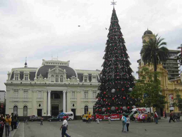 le jeu du "JE VEUX" .... - Page 2 2005.12.09.arbre_de_noel_a_santiago