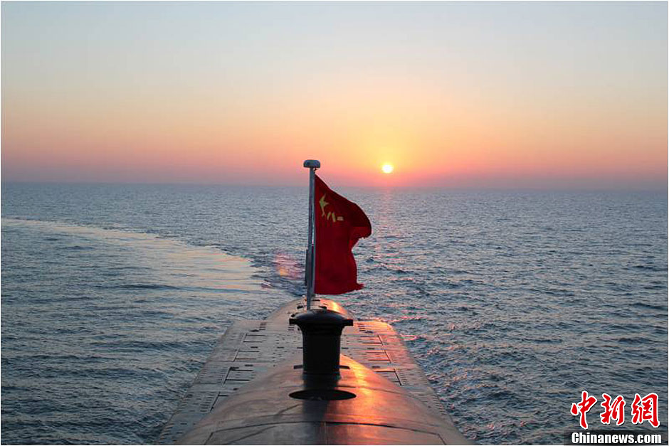 صور عن وحدة الغواصة النووية للقوات البحرية الصينية F201310281215141784624458