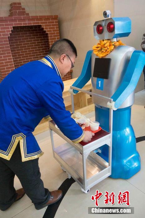 الروبوت يخدم الزبائن فى مطعم بمنغوليا F201401081523341299910022