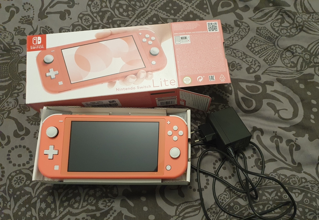 [VDS] Nintendo Switch Lite Corail + chargeur - Comme neuve Lite2