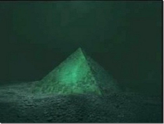 Duas pirâmides gigantes encontradas no centro do Triângulo das Bermudas Piramide-triangulo-bermudas_thumb